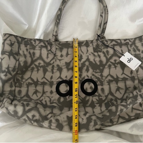 Brand New Alo Yoga Iconic Grey Tie Dye Shopper Bag - Picture 8 of 8